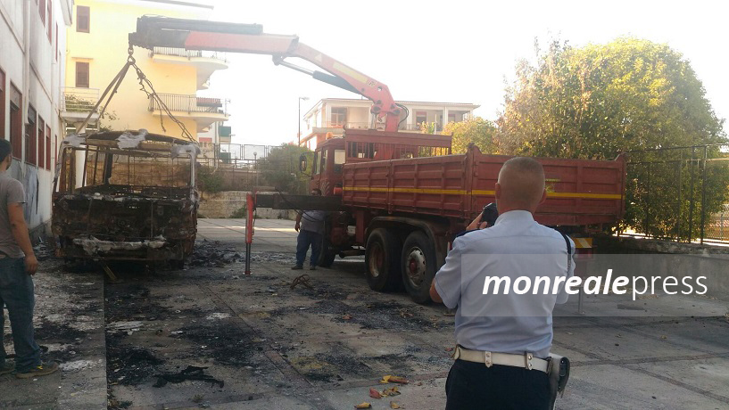 Altofonte, rimossi gli scuolabus distrutti da un incendio - Monreale Press