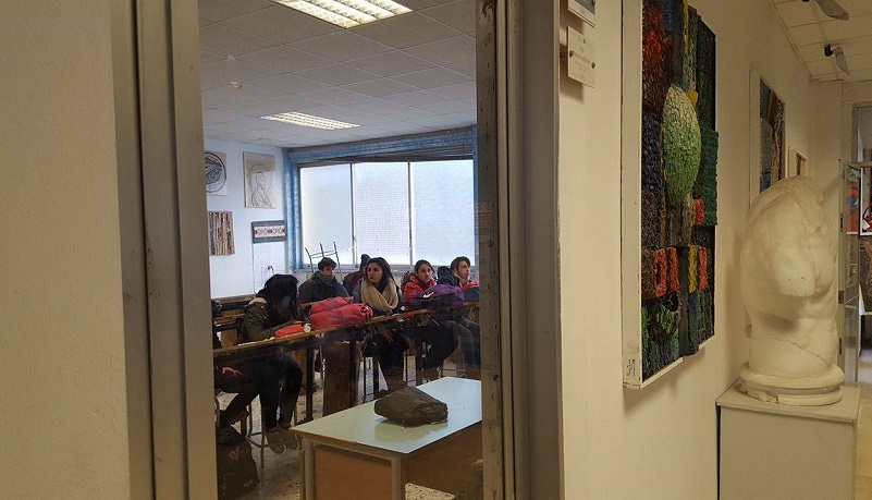 Studenti in aula con i giubbotti