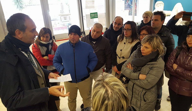 Il sindaco Piero Capizzi discute con i genitori